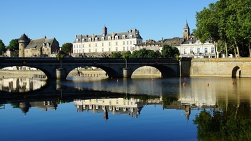 Laval vue depuis sa rivière