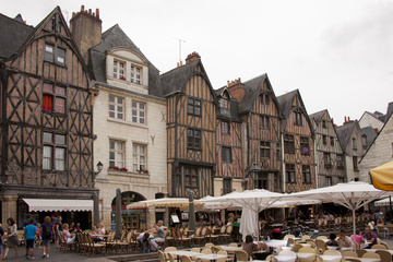 Place avec cafés dans le centre de Tours